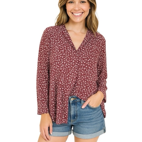 Suzanne Betro Tops - Weekend Susan Betro Large Floral Ditzy Print Bell Sleeve Vneck Shirt Feminine